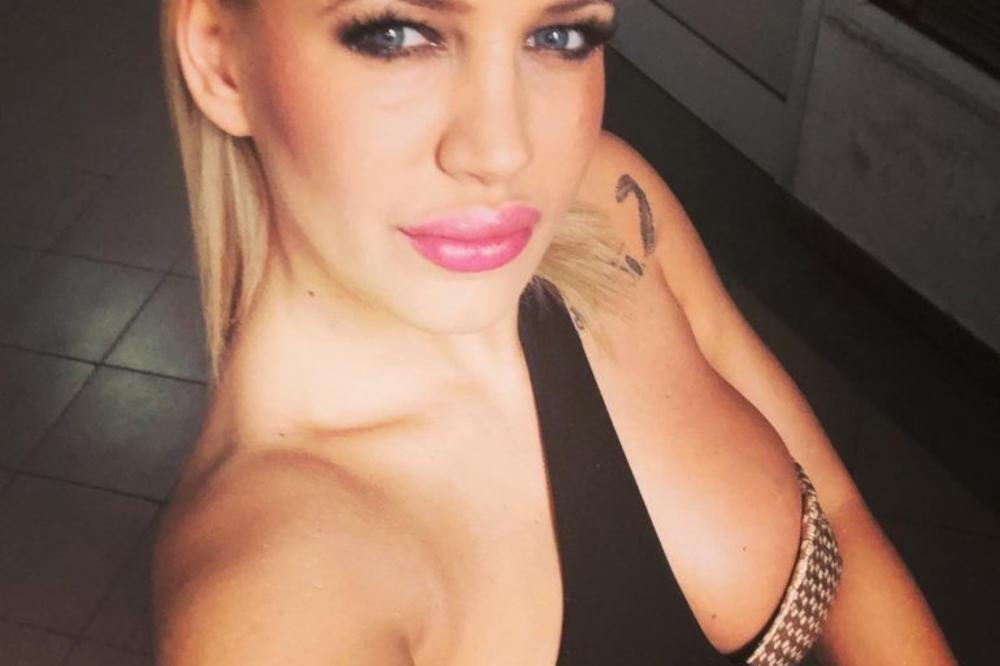 IZBACILI SU JE IZ GRANDA ZBOG SKANDALOZNOG SNIMKA, a sada pevačica ima JOŠ JEDAN PROBLEM: Radili su mi o GLAVI!