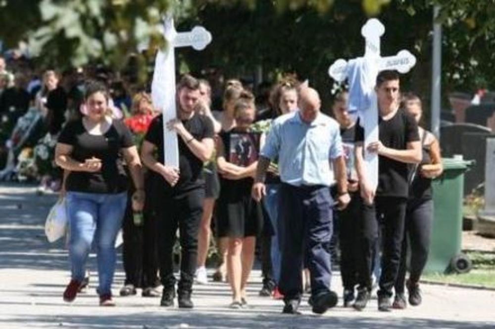 TIHO NOĆI MOJE ZLATO SPAVA! Roditelji uz KRIKE I JAUKE sahranili Miloša i Anđelu!