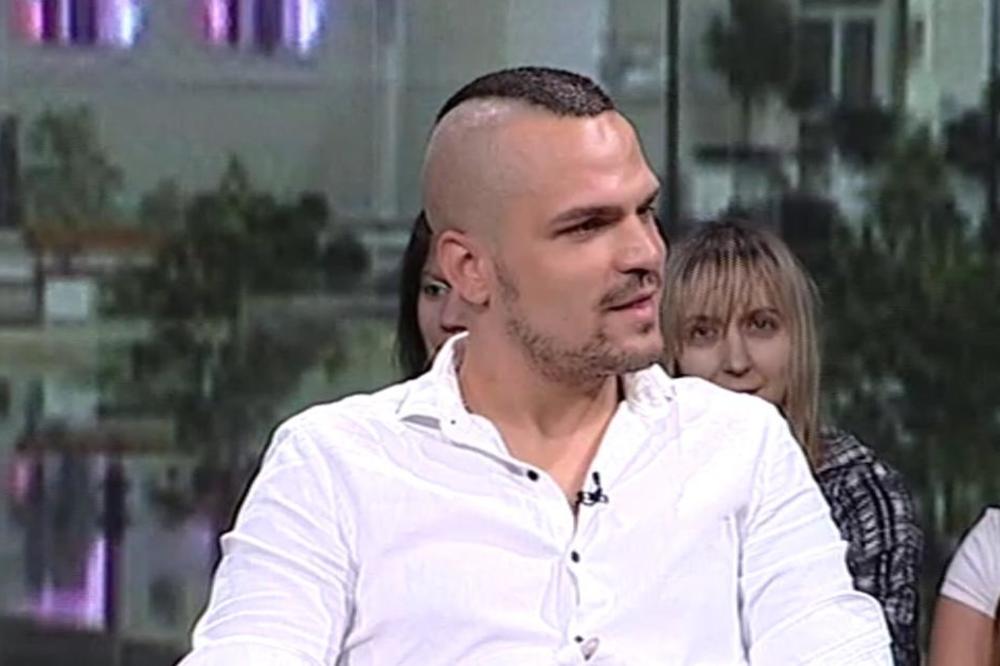 ČOLAKU UDATA ŽENA POKLONILA ROLEKS: Sakrila od muža i donela mu skupocen SAT na nastup!