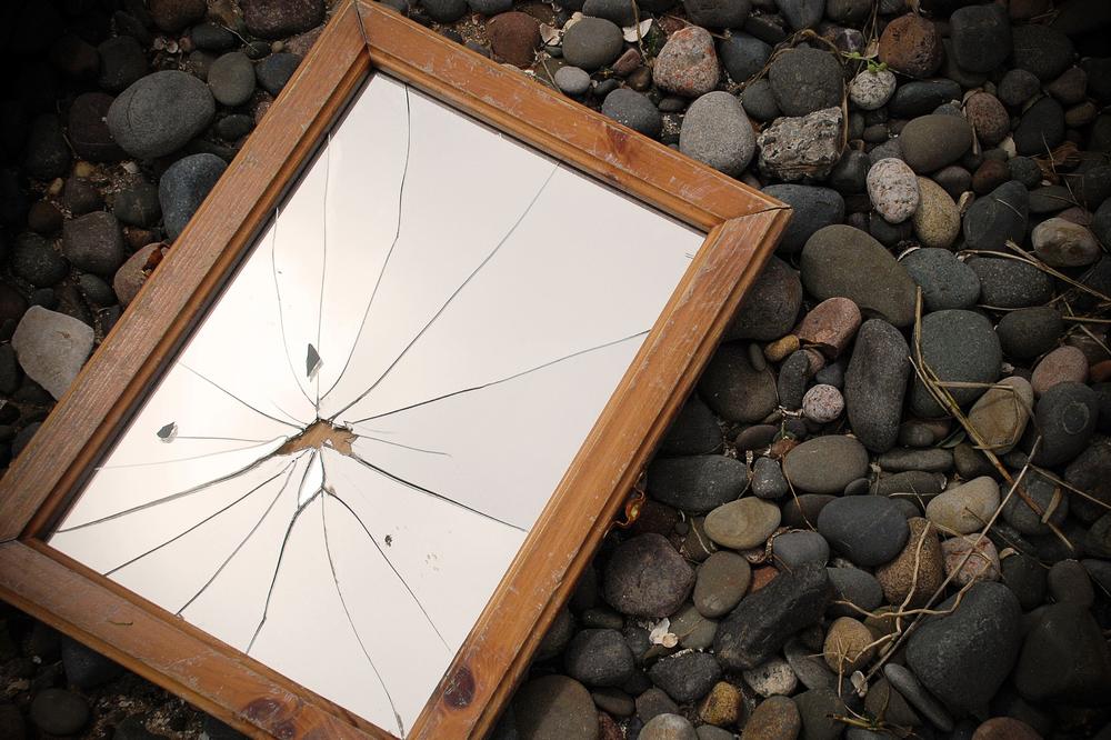 VEROVANJE OTKRILO ŠTA TREBA DA URADITE SA OGLEDALIMA KADA NEKO UMRE U KUĆI: Ne čekajte ni DAN, inače ćete ZAŽALITI