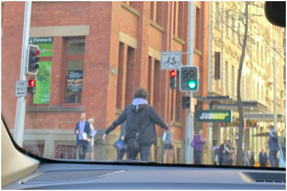 ZAKLAO ŽENU I NOŽEM NAPADAO LJUDE U CENTRU GRADA: Vikao je da mu PUCAJU U GLAVU i da je ALAH VELIKI! (VIDEO)