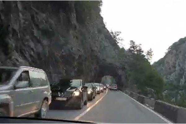 TEŽAK SUDAR U KANJONU MORAČE: Saobraćaj ZAUSTAVLJEN, formiraju se DUGAČKE KOLONE