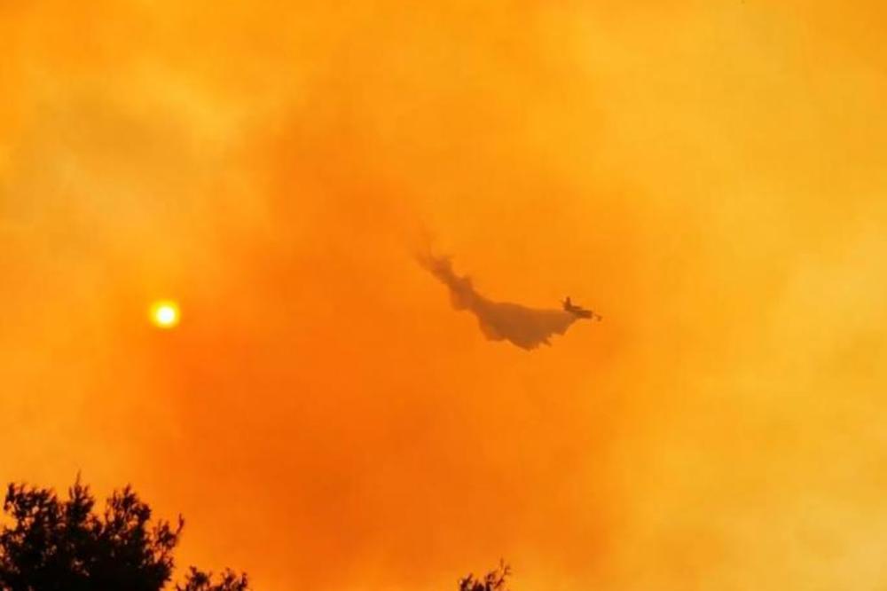 GORE POPULARNA LETOVALIŠTA, TURISTI SE PANIČNO EVAKUIŠU: Opet PAKAO u GRČKOJ, dim stigao i do ATINE (VIDEO)
