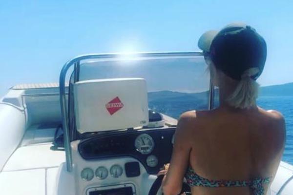 MAJA NAPUNJENA SILIKONIMA, KORIGOVALA TELO DO SAVRŠENSTVA!? 17.000 lajkova za sliku na kojoj NEMA NIŠTA NA SEBI!