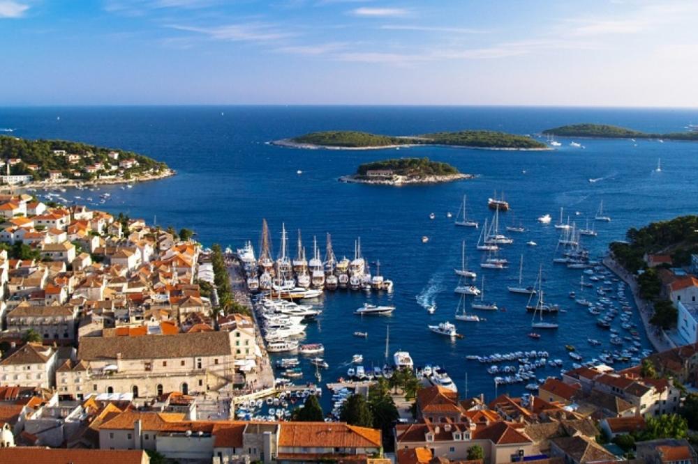 BAHAĆENJE NA HVARU: U restoranu SPISKALI milion i po dinara, a EVO NA ŠTA SU TROŠILI PARE! (FOTO)