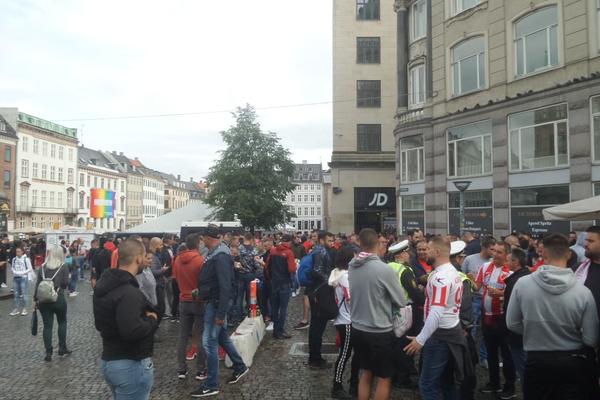 INVAZIJA DELIJA OKO AMBASADE KOSOVA: Grmi - UEFA mafija i Kosovo je Srbija! Policija u stanju potpune pripravnosti!