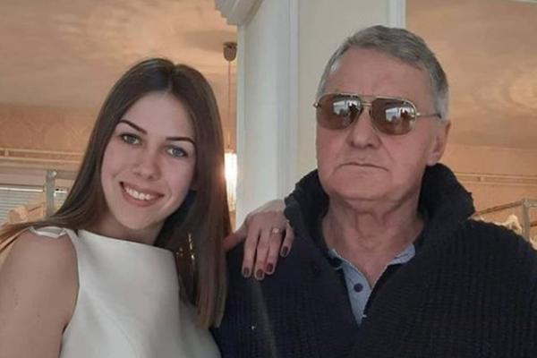 BILA U VEZI SA DEDOM, ZAVELA U "PAROVIMA" OŽENJENOG PEVAČA: Nakon toga NESTALA, Milijani poručuju da je "PROPALA"