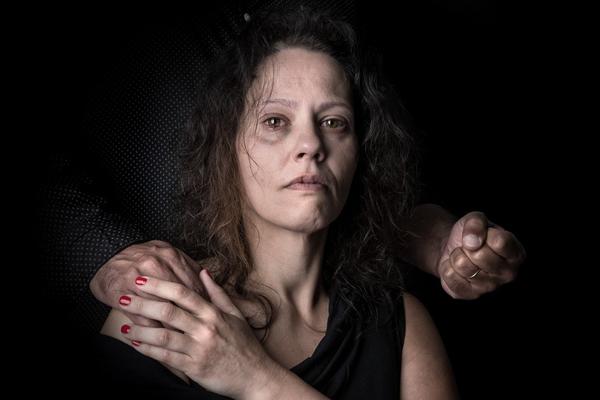 UHVATIO BI ME ZA VRAT I DRŽAO TAKO: Ona ipak sada želi DA JOJ SE VRATI, zbog jedne stvari!