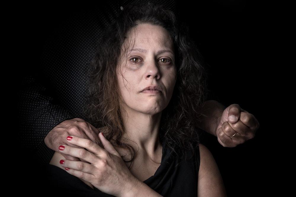 UHVATIO BI ME ZA VRAT I DRŽAO TAKO: Ona ipak sada želi DA JOJ SE VRATI, zbog jedne stvari!