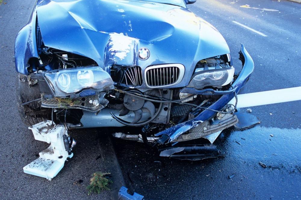 KOD BEGEČA SE PREVRNUO BMW, ima povređenih! Automobil je potpuno SMRSKAN, UŽAS