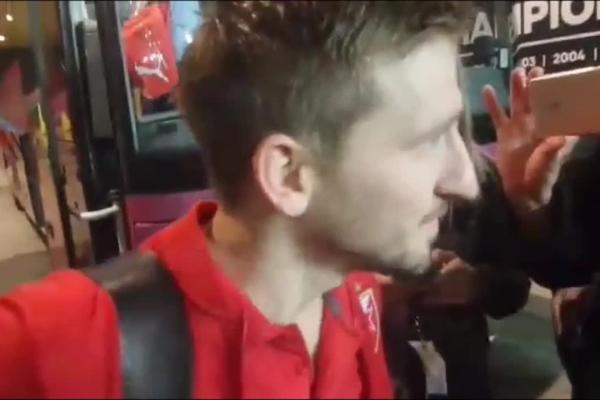 NAVIJAČI NISU DALI MARINU DA IZAĐE SA TERENA: A jednom od njih je dao i kapitensku traku, jer nije to bilo ko!