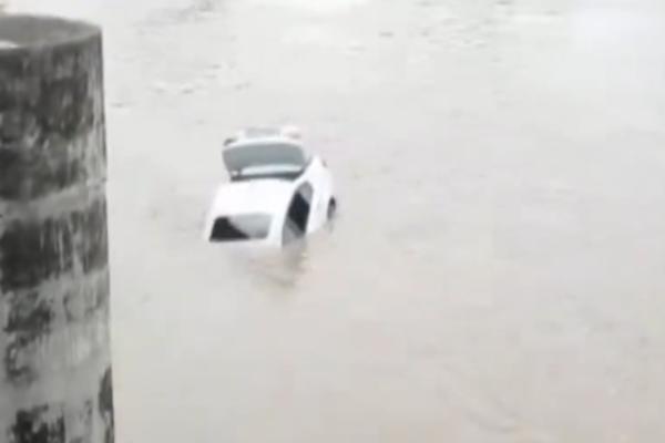 RAZMAŽENI SIN GURNUO NOV BMW U REKU JER TATA NIJE HTEO DA MU KUPI JAGUARA: Da, postoji i ovo na svetu! (VIDEO)