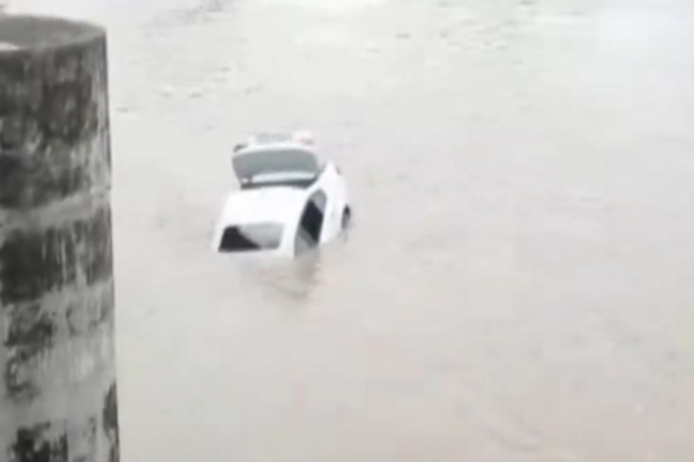 RAZMAŽENI SIN GURNUO NOV BMW U REKU JER TATA NIJE HTEO DA MU KUPI JAGUARA: Da, postoji i ovo na svetu! (VIDEO)