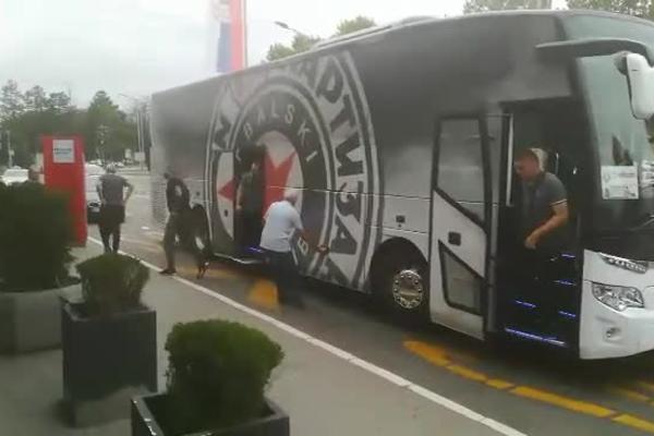 PARTIZAN KRENUO U TURSKU: Milošević poveo 21 igrača! Nema trojice, a prvi put je na spisku letošnje pojačanje!