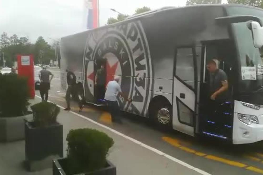 PARTIZAN KRENUO U TURSKU: Milošević poveo 21 igrača! Nema trojice, a prvi put je na spisku letošnje pojačanje!