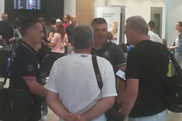 SRDAČAN SUSRET NA AERODROMU: Široki osmesi Miloševića i Terzića pred polazak u Tursku!