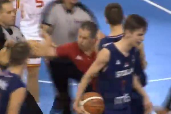 VELIKA GREŠKA SUDIJE KOŠTALA KOŠARKAŠE SRBIJE POLUFINALA: Selektor Orlova se zaleteo na sudiju da ga bije!