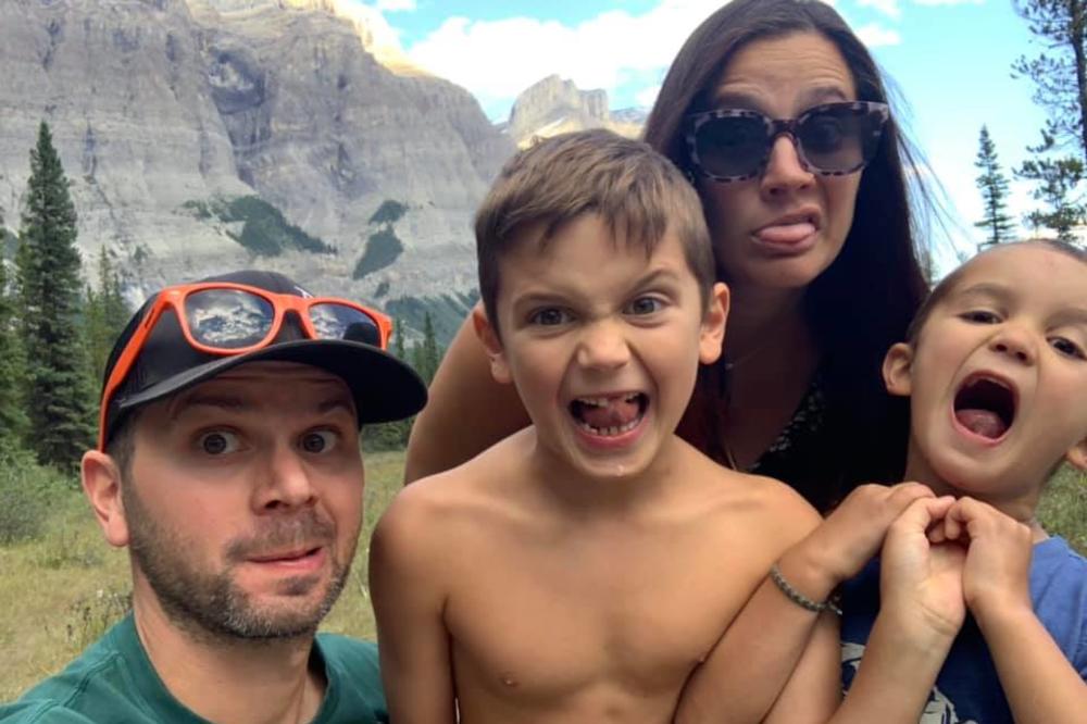 PORODICA JE OTIŠLA NA KAMPOVANJE, KADA SU ČULI NEŠTO ISPRED ŠATORA: Usledila je prava BORBA ZA ŽIVOT!