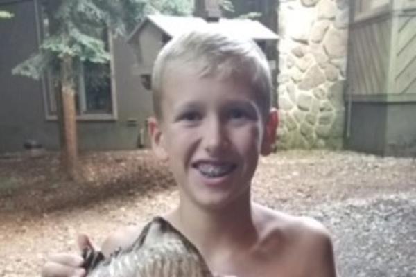 DEČAK NA LETOVANJU PRONAŠAO NEŠTO ZAPANJUJUĆE: Ugledao ga kako viri iz zemlje, staro je 4.000 godina! (FOTO)