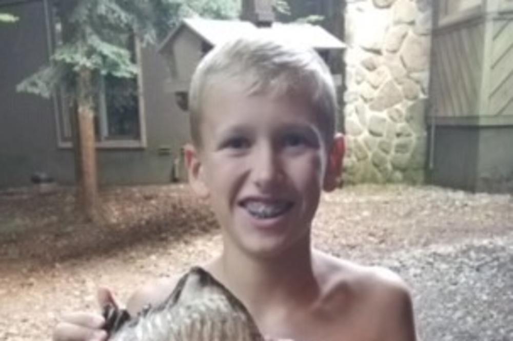 DEČAK NA LETOVANJU PRONAŠAO NEŠTO ZAPANJUJUĆE: Ugledao ga kako viri iz zemlje, staro je 4.000 godina! (FOTO)