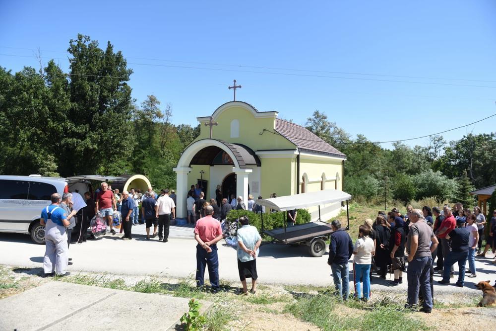 30 LJUDI I POLICIJA SU SE OKUPILI NA GROBLJU U JABUKOVCU! Sahranjuju se Kazimirovići nakon MASAKRA u kojem su UMRLI