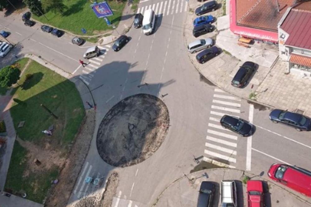 ALA SU GA CENTRIRALI, SVAKA IM ČAST! U loznici se gradi kružni tok, ali je malo neobičan nego ostali kružni tokovi!