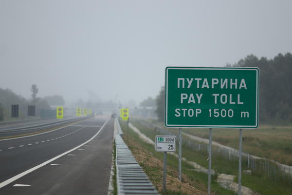 IMA POVREĐENIH! Haos na AUTO-PUTU MILOŠ VELIKI! Muškarci sa fantomkama presretali vozila i LUPALI IH  PALICAMA!