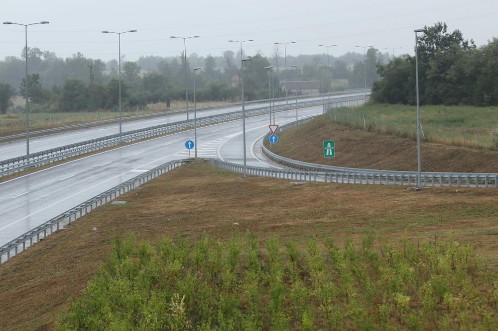 SAOBRAĆAJKA NA AUTO-PUTU MILOŠ VELIKI! Automobili uništeni do neprepoznatljivosti (FOTO)