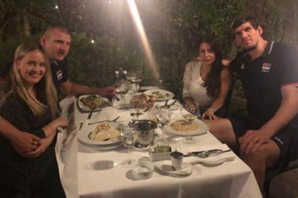 HIT FOTKA! JOKIĆ SE NE ODVAJA OD BOBIJA: Nikola bukvalno drži sveću Marjanoviću i njegovoj ženi, dok se...