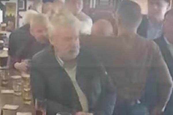 MEKGREGOR NAB'O ČOVEKA USRED PABA: Stajao je i ćaskao sa starijim gospodinom, a onda je samo sevnuo nokaut!