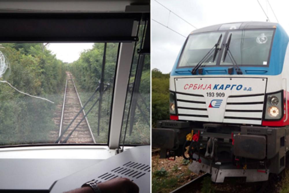 VOZ KAMENOVAN U BEOGRADU! Pogledajte šta su vandali uradili (FOTO)