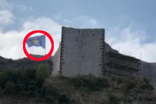 ALBANCI PROVOCIRAJU NIKAD JAČE: Zastava takozvanog Kosova na srpskoj tvrđavi u Novom Brdu! OVO JE GNUSNO (VIDEO)