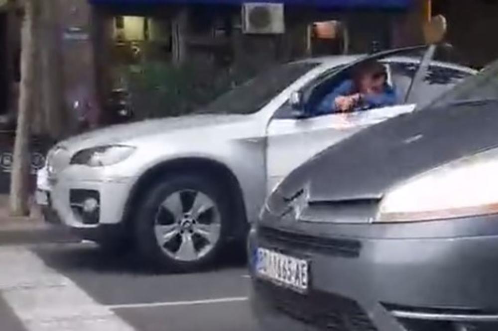 OVO NIJE BAHATO, OVO JE BEZOBRAZNO: Aca Lukas BESNI LUDOM MAŠINOM po Beogradu! Udario u IVIČNJAK, popeo se na ŠINE