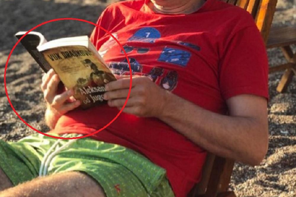SRPSKI POLITIČAR NA PLAŽI ČITA KNJIGU SVOG STAROG NEPRIJATELJA! Niko nije očekivao ovaj potez (FOTO)