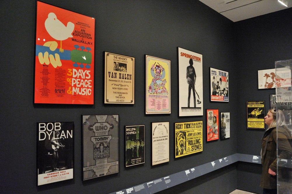 POLA MILIONA LJUDI NA IZLOŽBI ROKENROLA: Među eksponatima gitare muzičkih legendi (FOTO)