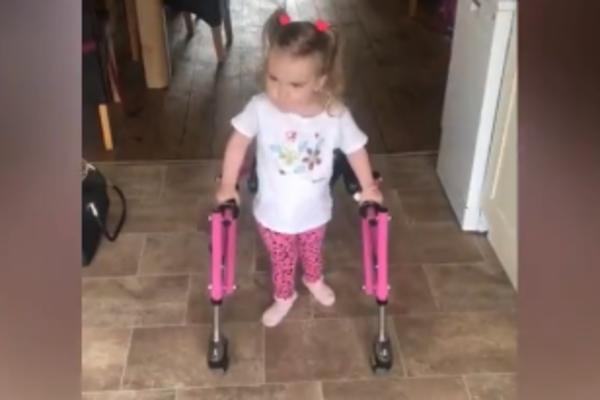 MIA (3) JE NAPRAVILA PRVE KORAKE: A rekli su joj da NIKADA NEĆE HODATI! (VIDEO)