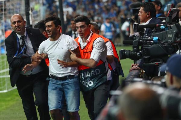 KAKAV MALER: Liverpul doveo rezervnog golmana, a njega povredi navijač tokom slavlja zbog osvajanja Superkupa!