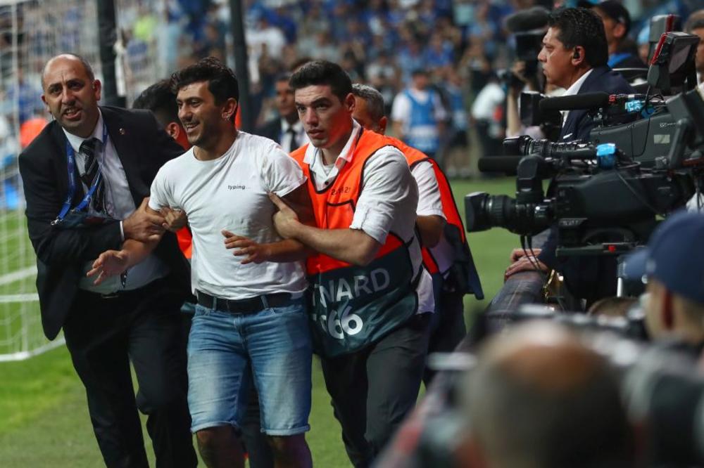 KAKAV MALER: Liverpul doveo rezervnog golmana, a njega povredi navijač tokom slavlja zbog osvajanja Superkupa!