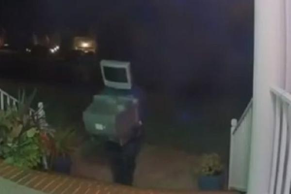 KAMERE SNIMILE MISTERIJU U DVORIŠTU: Muškarac s televizorom na glavi ispred kuća ostavlja OVO (VIDEO)