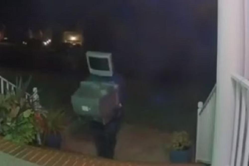 KAMERE SNIMILE MISTERIJU U DVORIŠTU: Muškarac s televizorom na glavi ispred kuća ostavlja OVO (VIDEO)