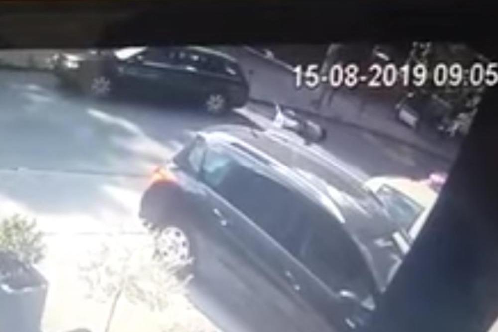 OVO JE TRENUTAK U KOM JE AUTO UDARIO DETE (4) NA VOŽDOVCU! Za ruku je držala dadilju (UZNEMIRUJUĆI VIDEO)