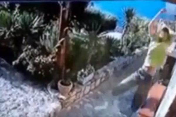 CRNOGORAC UMALO DA POGINE! Pijan se teturao PO KROVU, pa se OLUPAO O BETON! (VIDEO)