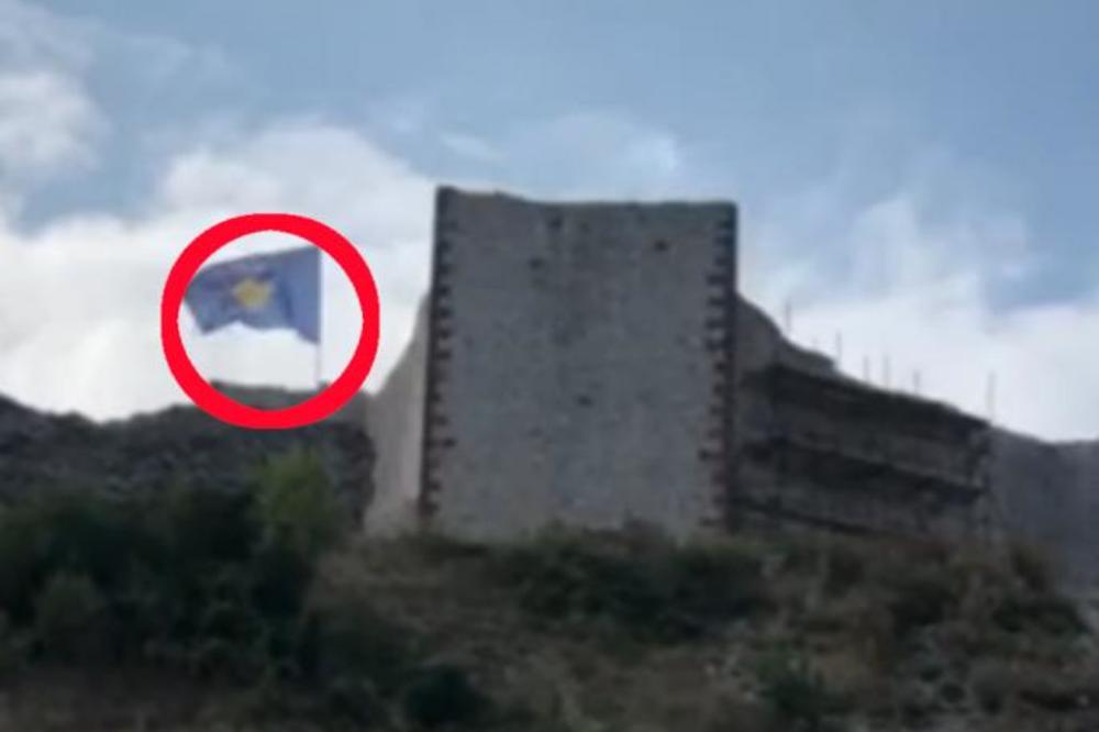 NE PRESTAJU SA PROVOKACIJAMA: Zastava takozvanog Kosova SE OPET VIJORI na srpskoj tvrđavi u Novom Brdu!