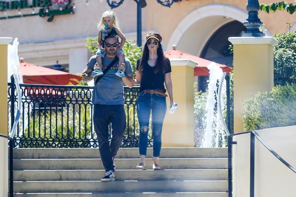 SAD JE STVARNO KRAJ! Uručila mu je papire za RAZVOD, a svi su mislili da su oni NAJSTABILNIJI POZNATI PAR