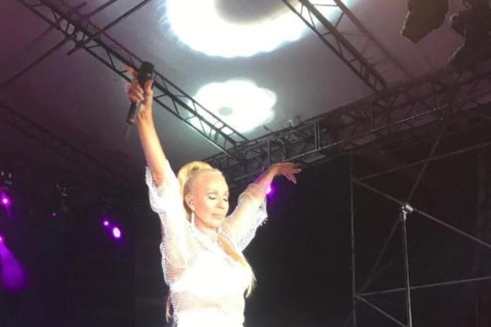 KADA SE LEPA BRENA NATAKNE NA ZVUČNIK TO SAMO PUCA: Duge noge BLJESNULE, a i JOŠ NEŠTO! (ŠOK FOTKA)