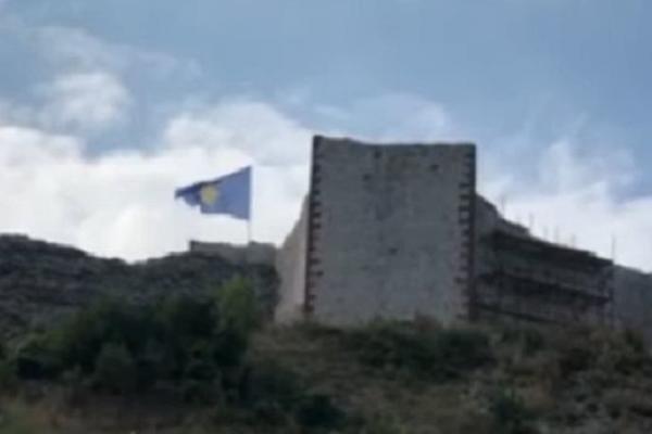 ALBANCI 24 SATA DNEVNO PATROLIRAJU OKO TVRĐAVE NOVO BRDO: Štite zastavu lažne države Kosovo!