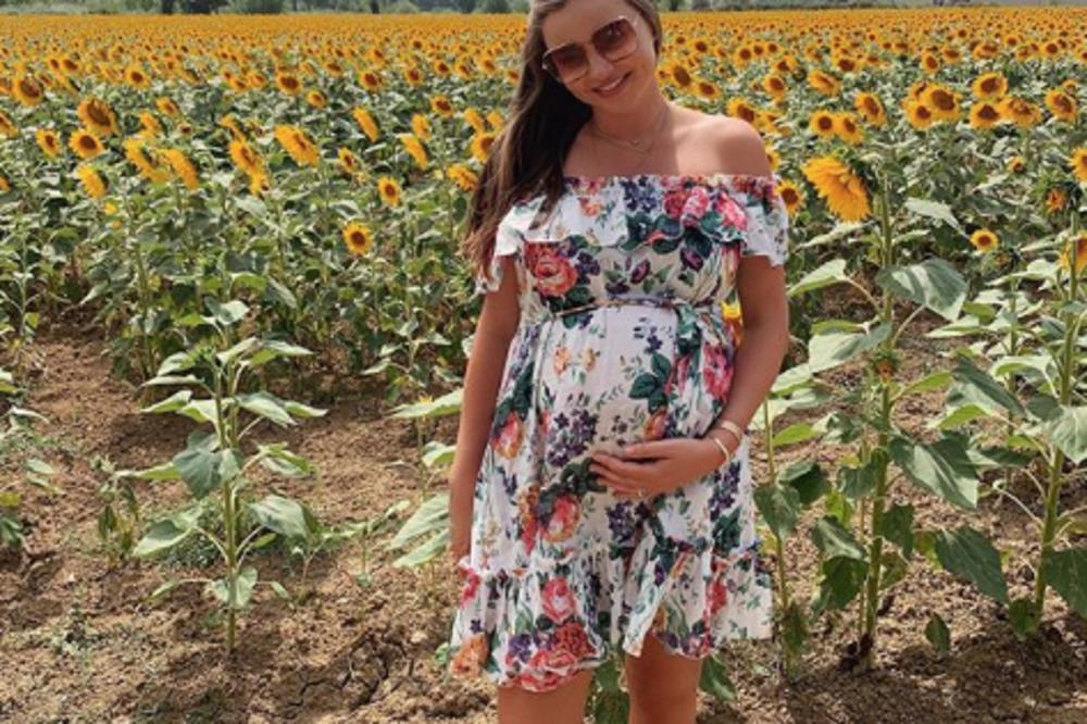 POZNATA MANEKENKA TRUDNA TREĆI PUT, A IZGLEDA TOP! Tajna je u JEDNOM NAPITKU (FOTO)