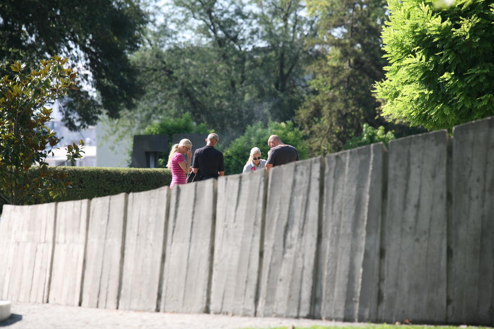 PRVI SUSRET SVE ČETVORO ŠABANOVE DECE: Sanela, Mihajlo, Ilda i Robert zajedno na OČEVOM GROBU!