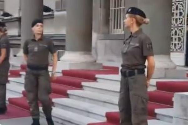 DEVOJKE IZAŠLE PRED DEMONSTRANTE: Lepotice iz Kobri čuvaju zgradu Predsedništva po Vučićevoj želji!