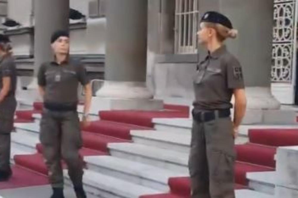 DEVOJKE IZAŠLE PRED DEMONSTRANTE: Lepotice iz Kobri čuvaju zgradu Predsedništva po Vučićevoj želji!